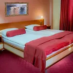 West 3* Zenica